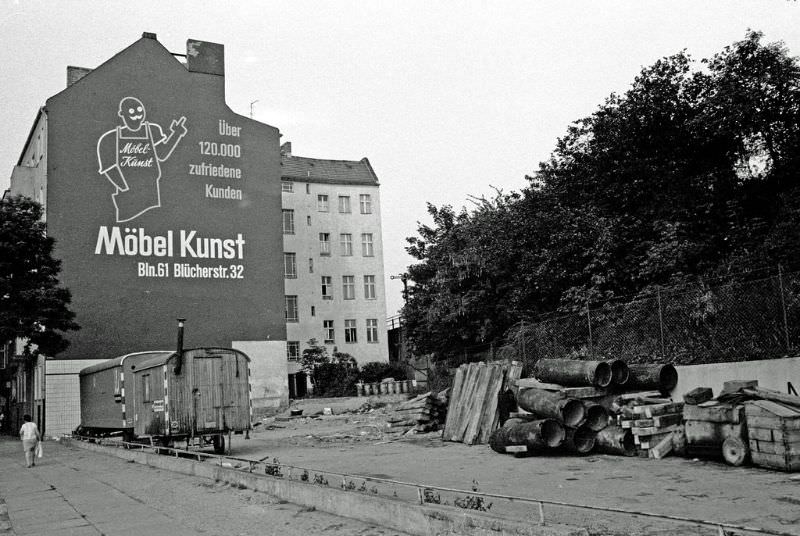 Fascinating Photos Showed Life in Berlin in 1970 by German photographer Heinrich Klaffs