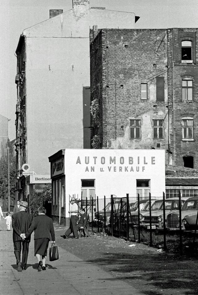 Fascinating Photos Showed Life in Berlin in 1970 by German photographer Heinrich Klaffs