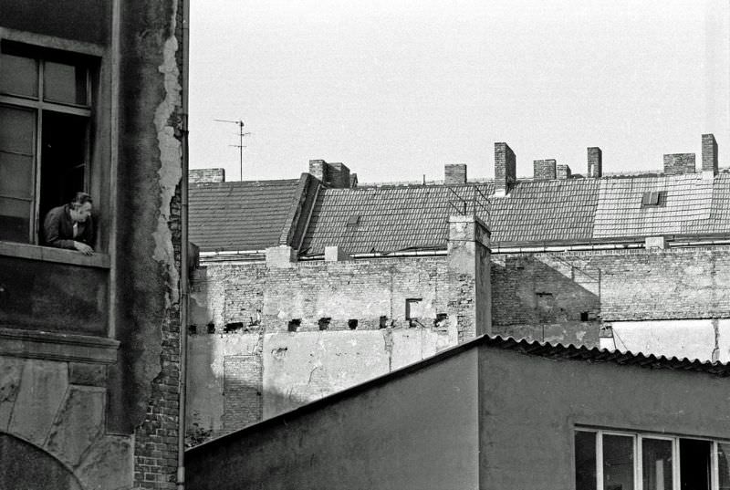 Fascinating Photos Showed Life in Berlin in 1970 by German photographer Heinrich Klaffs