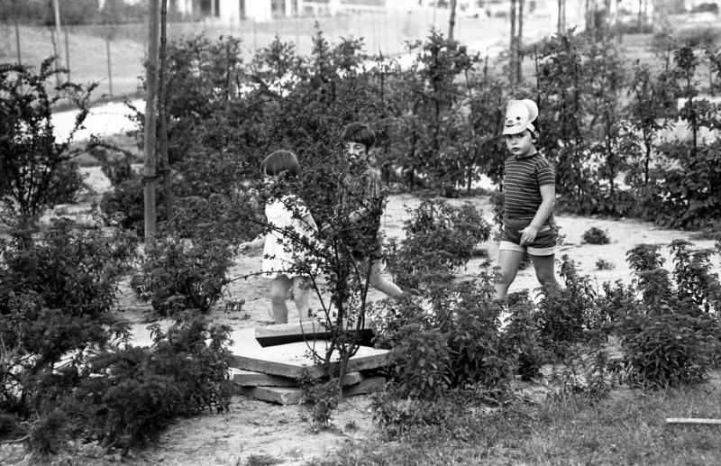 Fascinating Photos Showed Life in Berlin in 1970 by German photographer Heinrich Klaffs