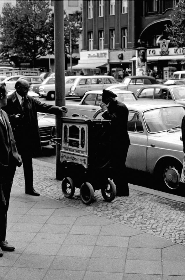 Fascinating Photos Showed Life in Berlin in 1970 by German photographer Heinrich Klaffs