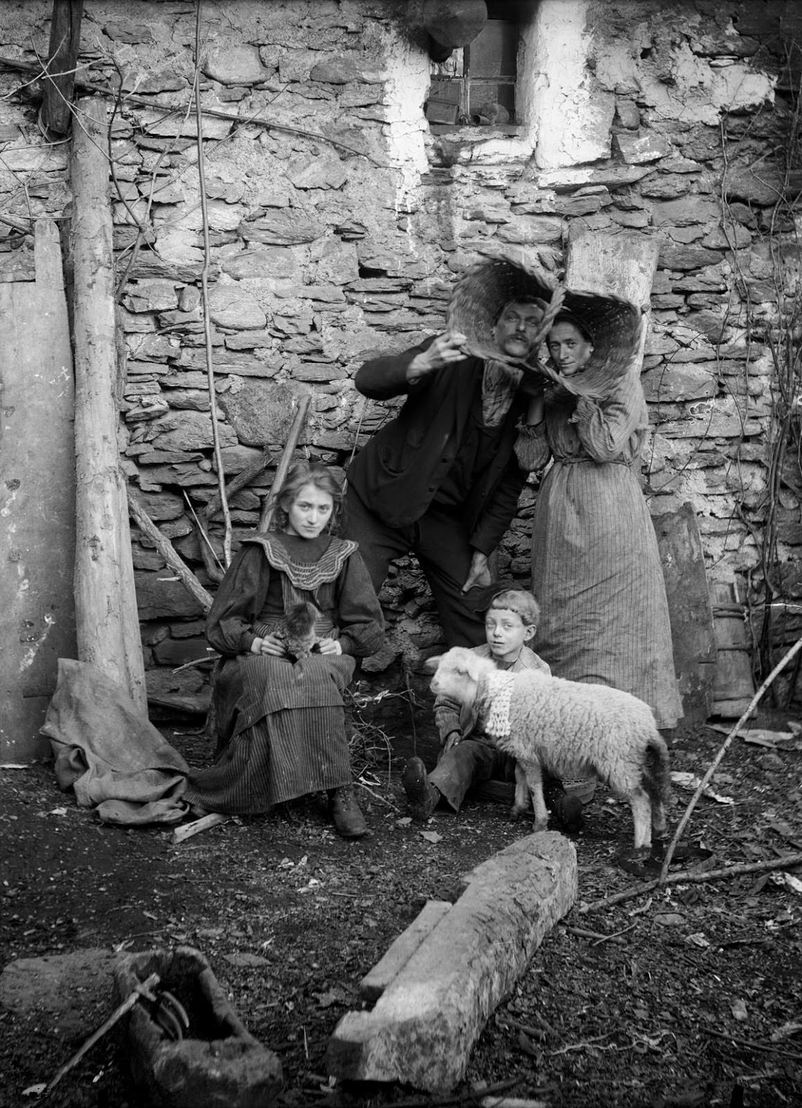 Roberto and Linda Donetta with their children Brigida and Saulle, 1905-1910