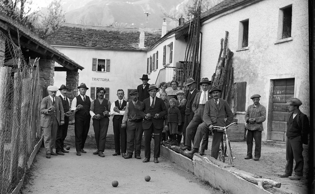 In Sonntagsgewand: men in the Torre village come together for bowling