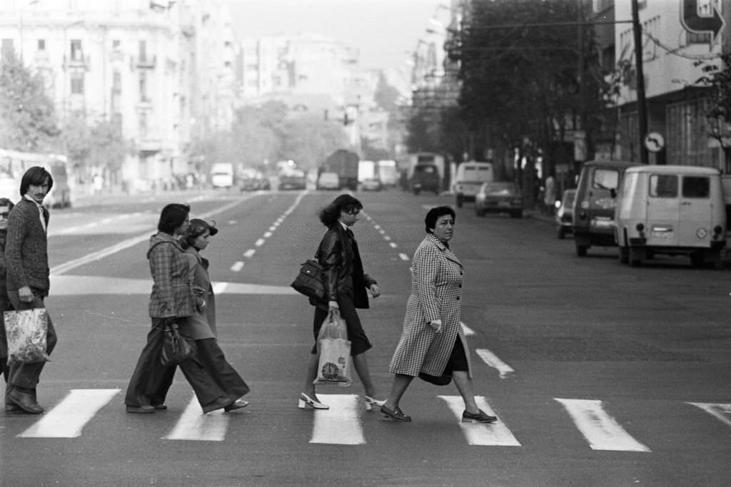 People crossing the road, 1979