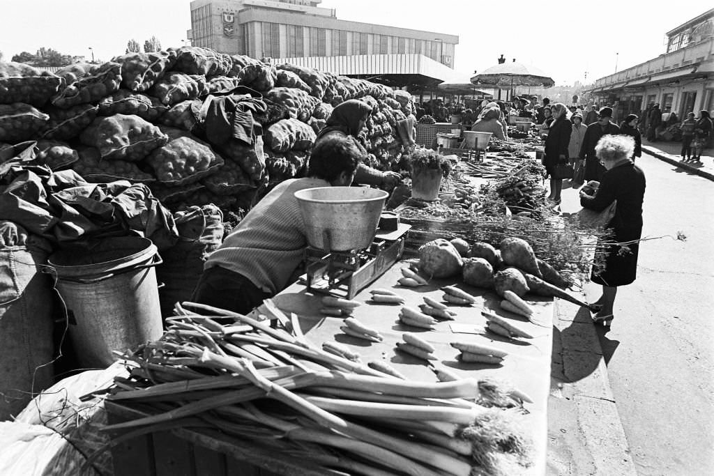 A general view of a market on October 10, 1979 in Bucharest, Romania.