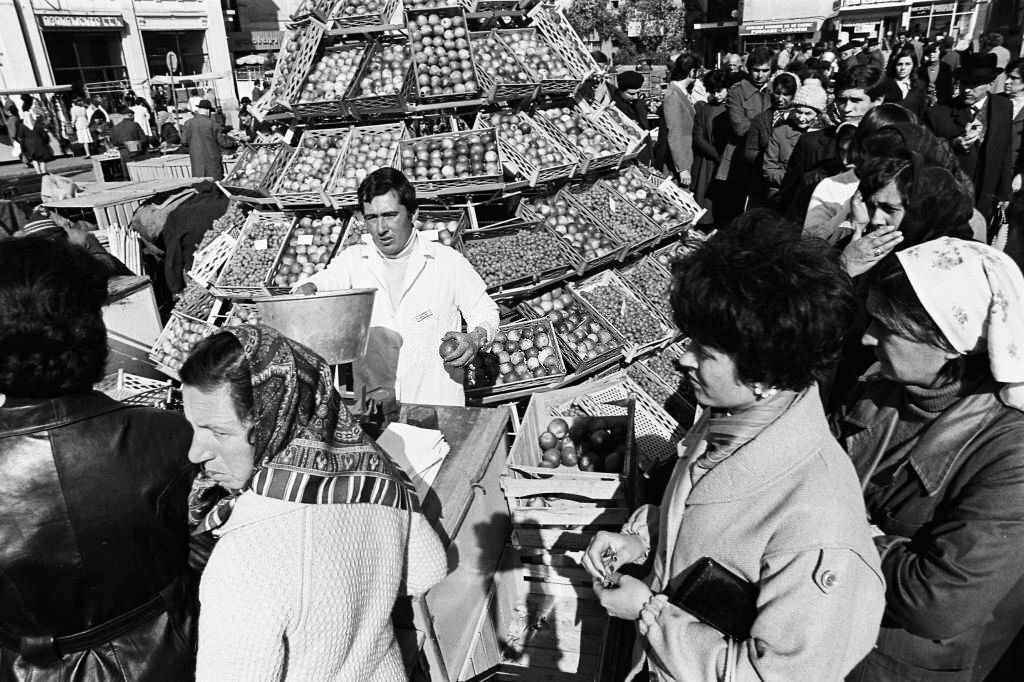 A general view of a market in Bucharest on October 10, 1979.
