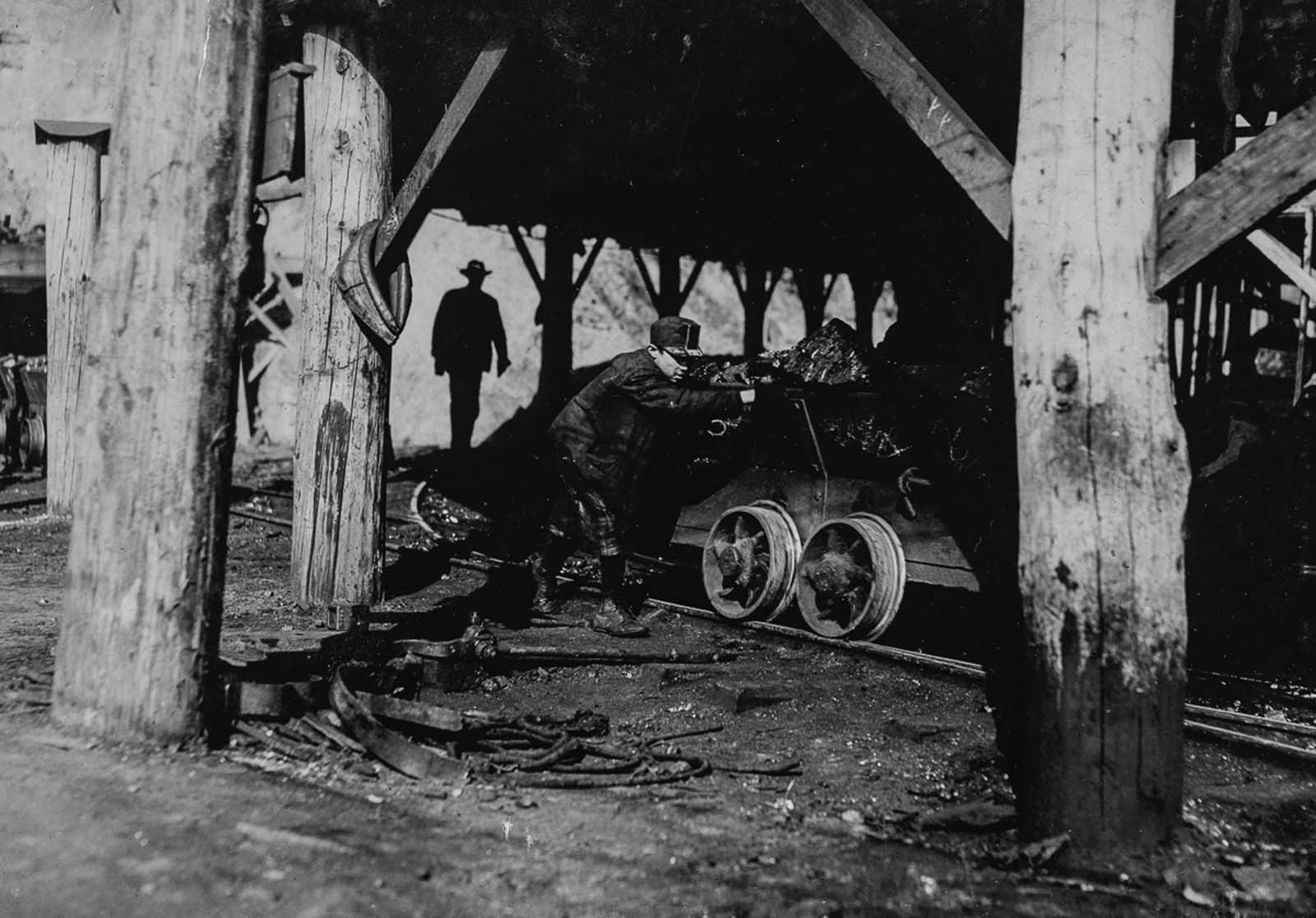 James O’Dell pushes a coal cart outside a mine in Coal Creek, Tennessee, 1910