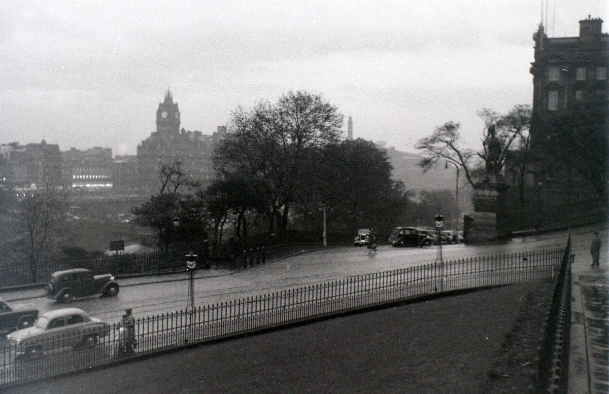 Fascinating Vintage Photos Show Edinburgh in the 1950s