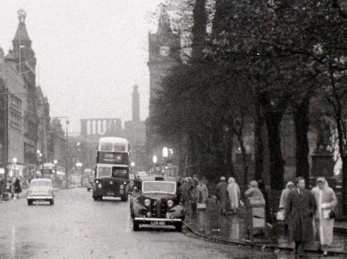 Fascinating Vintage Photos Show Edinburgh in the 1950s