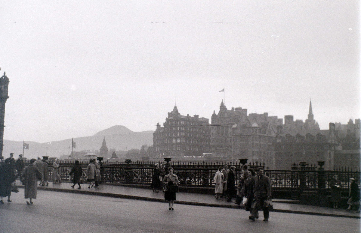 Fascinating Vintage Photos Show Edinburgh in the 1950s