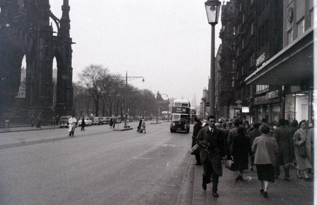 Fascinating Vintage Photos Show Edinburgh in the 1950s