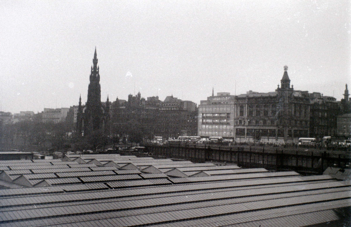 Fascinating Vintage Photos Show Edinburgh in the 1950s