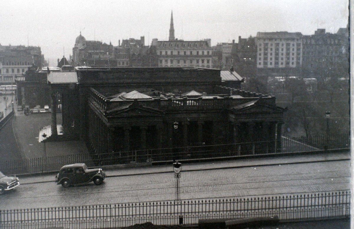 Fascinating Vintage Photos Show Edinburgh in the 1950s