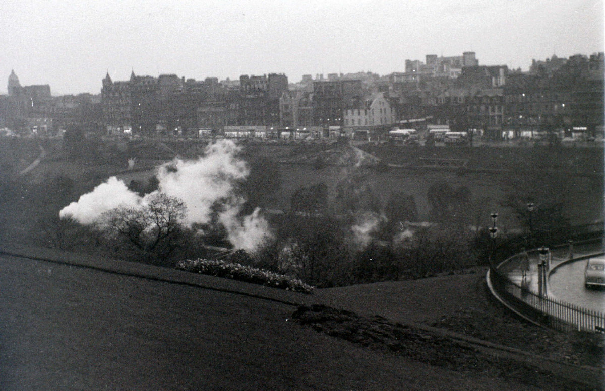 Fascinating Vintage Photos Show Edinburgh in the 1950s