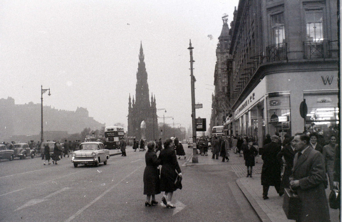 Fascinating Vintage Photos Show Edinburgh in the 1950s