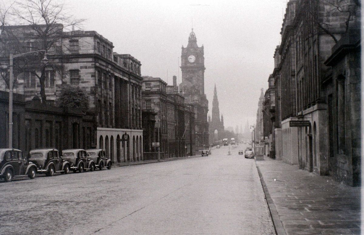 Fascinating Vintage Photos Show Edinburgh in the 1950s