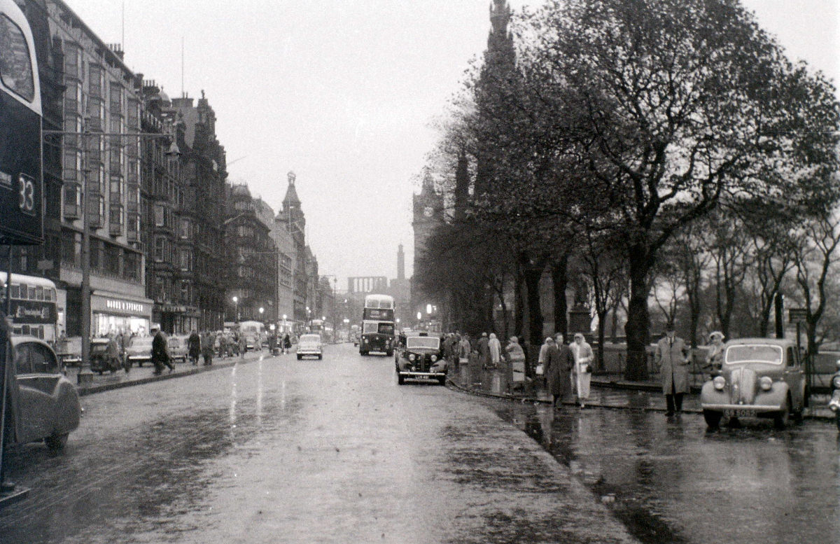 Fascinating Vintage Photos Show Edinburgh in the 1950s