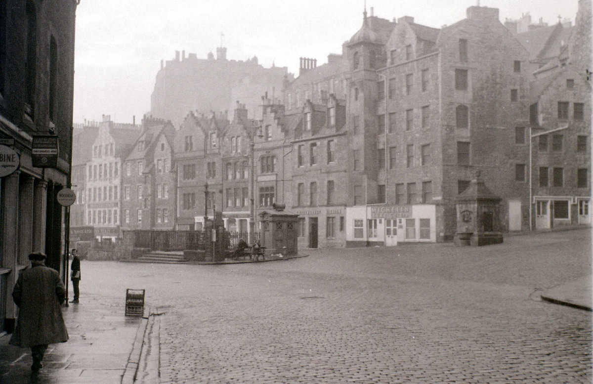 Fascinating Vintage Photos Show Edinburgh in the 1950s