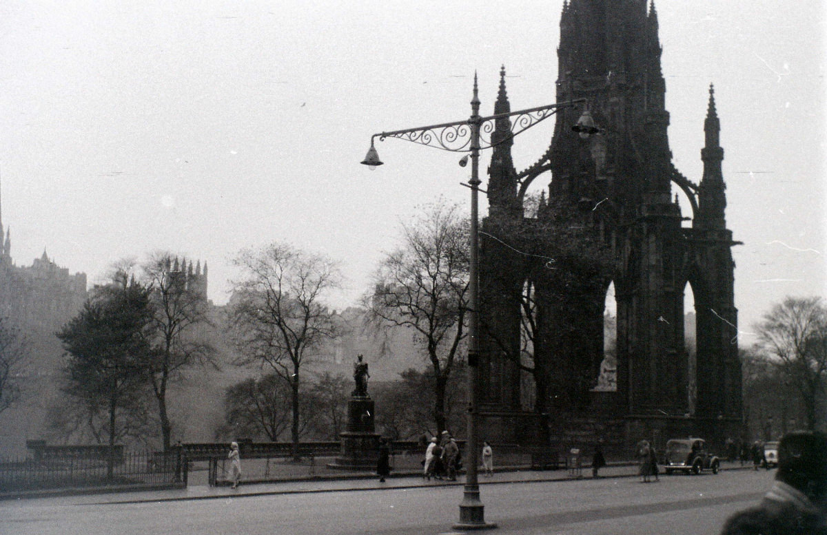 Fascinating Vintage Photos Show Edinburgh in the 1950s