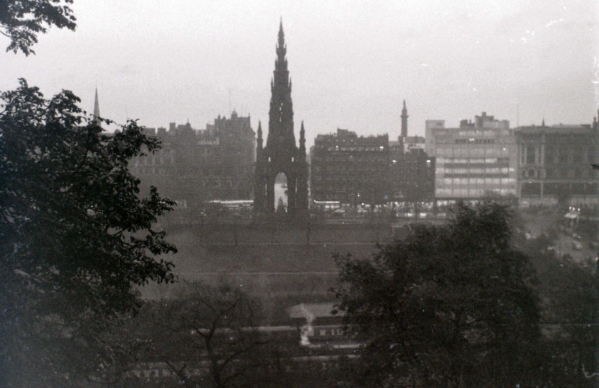 Fascinating Vintage Photos Show Edinburgh in the 1950s