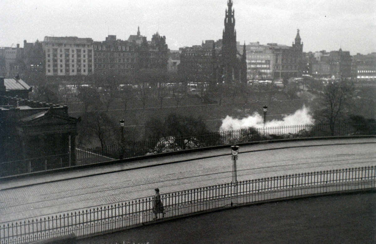 Fascinating Vintage Photos Show Edinburgh in the 1950s