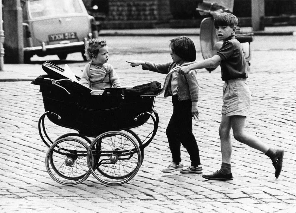 Children at Pram Street, Edinburgh, 1965
