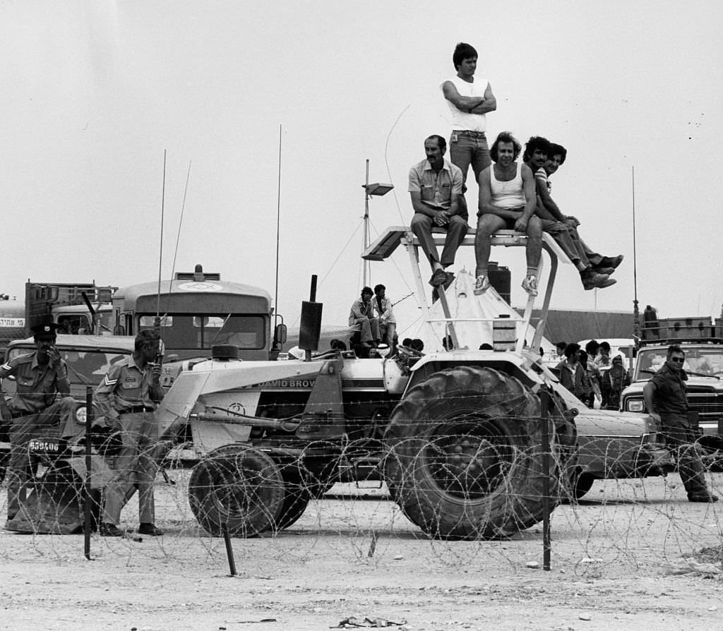 The Sinai was returned to Egypt, egyptian soldiers, Sinai, Egypt, 26 april 1982.