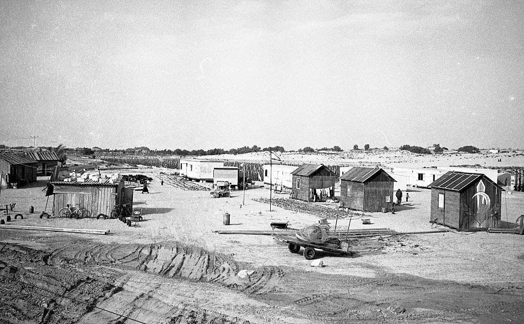 Expulsion of Israelis near the Egypt border a few days before the restitution of the Sinai Peninsula to Egypt, 1982