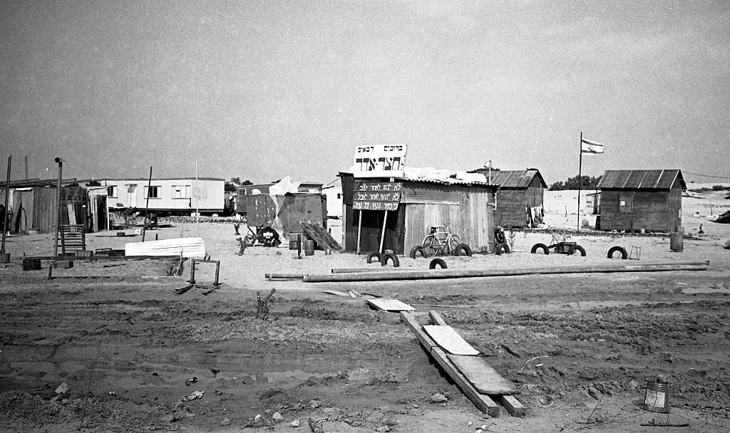 Expulsion of Israelis near the Egypt border a few days before the restitution of the Sinai Peninsula to Egypt, 1982