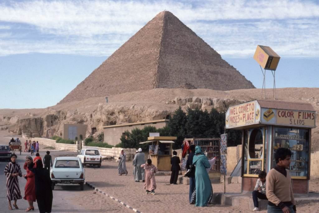 Souvenir shops in front of the Cheops pyramid, 1981