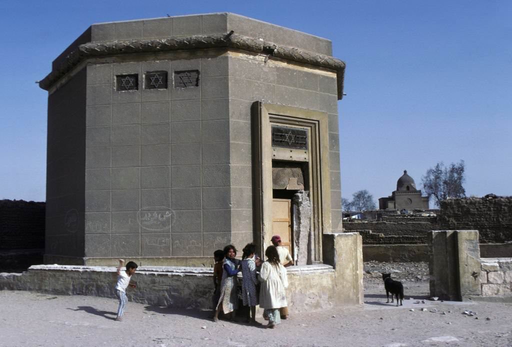 Children living in the Jewish cemetery Cairo, 1980