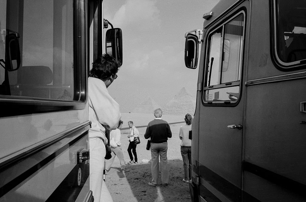 Tourists on the Giza plateau in November 1986
