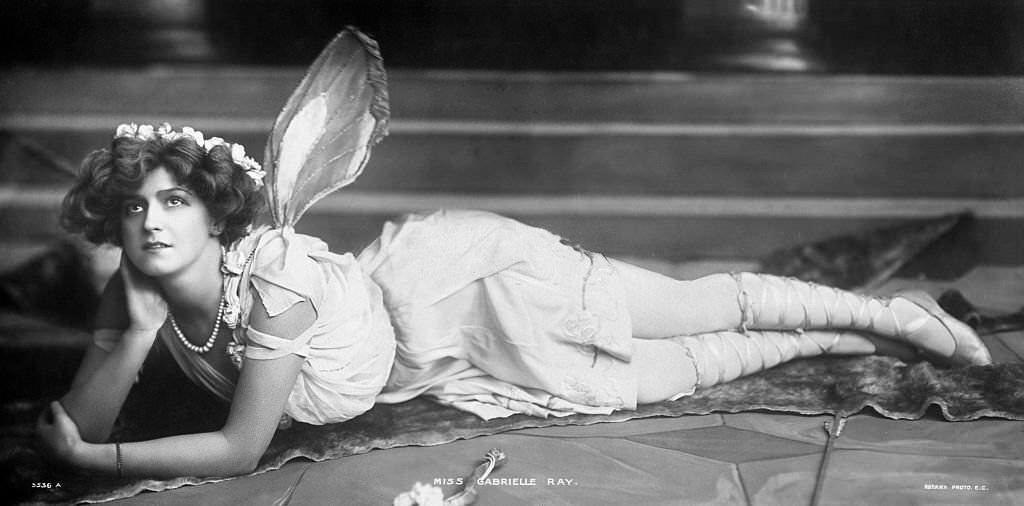 Gabrielle Ray as Frou Frou, in a scene from the musical play, 'The Merry Widow'