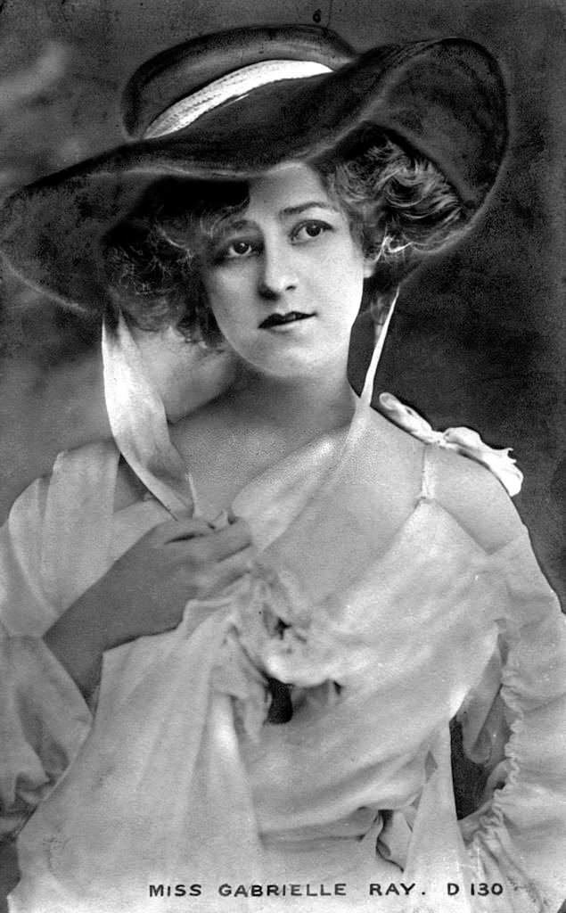 Gabrielle Ray with a diabolo, 1900