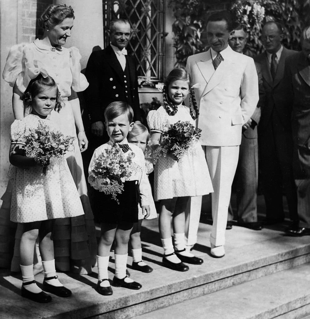 Joseph Goebbels with his wife Magda and the children, Hilde , Hellmut, Holde and Helga (from, left) in front of the house on Schwanenwerder in, expectation of Prince Paul of Yugoslavia, who is staying in Berlin for a state visit.