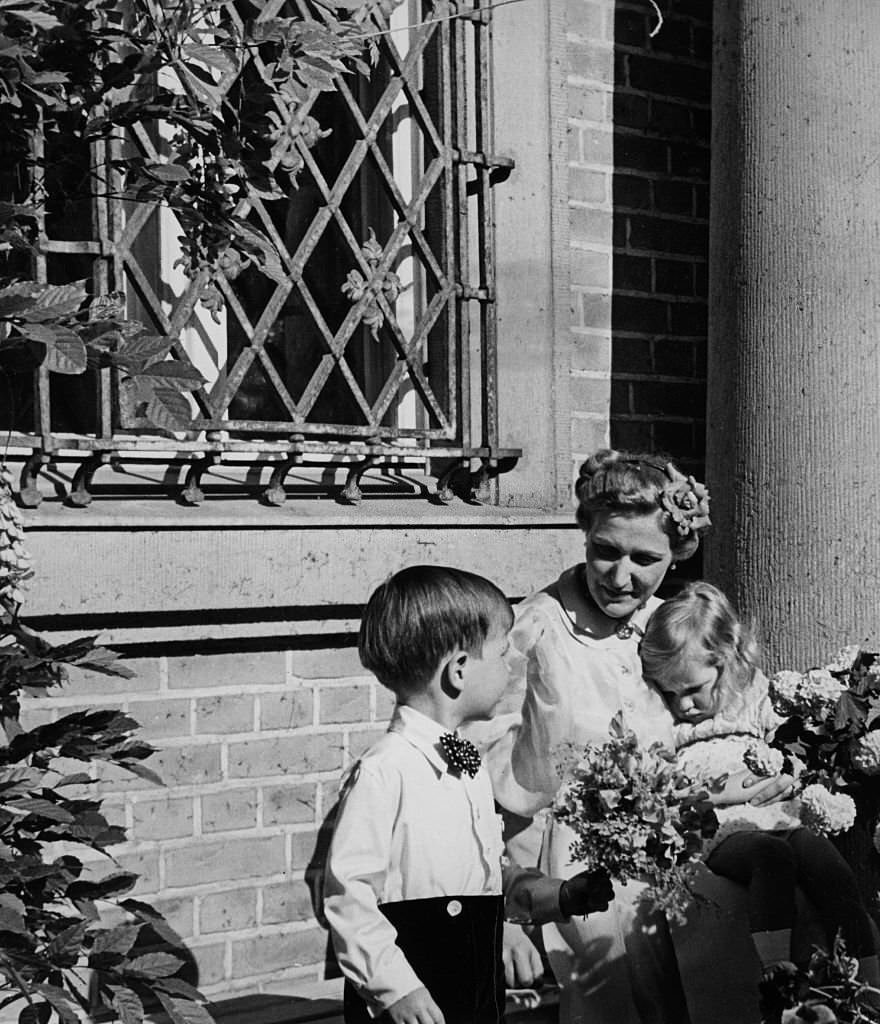 Joseph Goebbels with his wife Magda and children Hellmut, und Holde in front of the house on Schwanenwerder, in anticipation of Prince Paul of Yugoslavia, who is staying in Berlin for a state visit