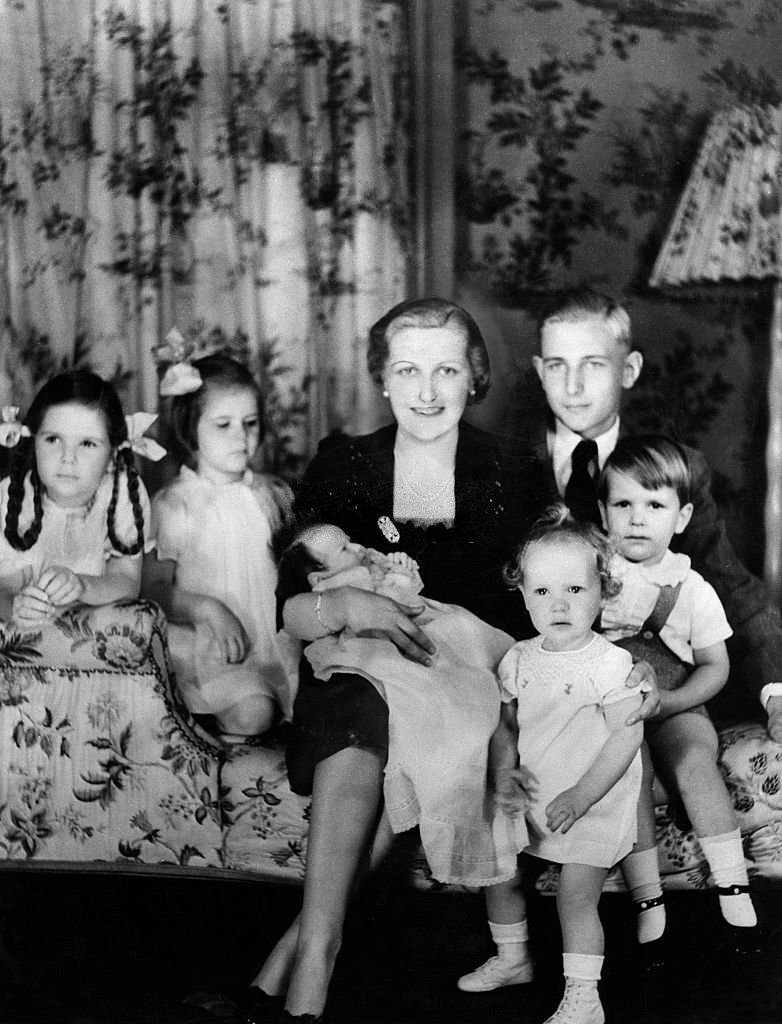 Magda Goebbels with Helga, Hilde, Hedda ( in the arm ), Holde,, Hellmut and Harald Quandt (from first marriage), 1938