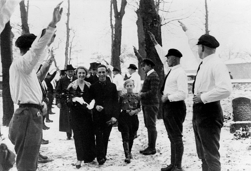 Joseph Goebbels near Parchim (Mecklenburg); next to the bridal couple.