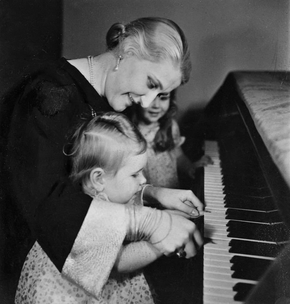 Joseph Goebbelswith the daughters Hilda and Helga at the piano, 1937