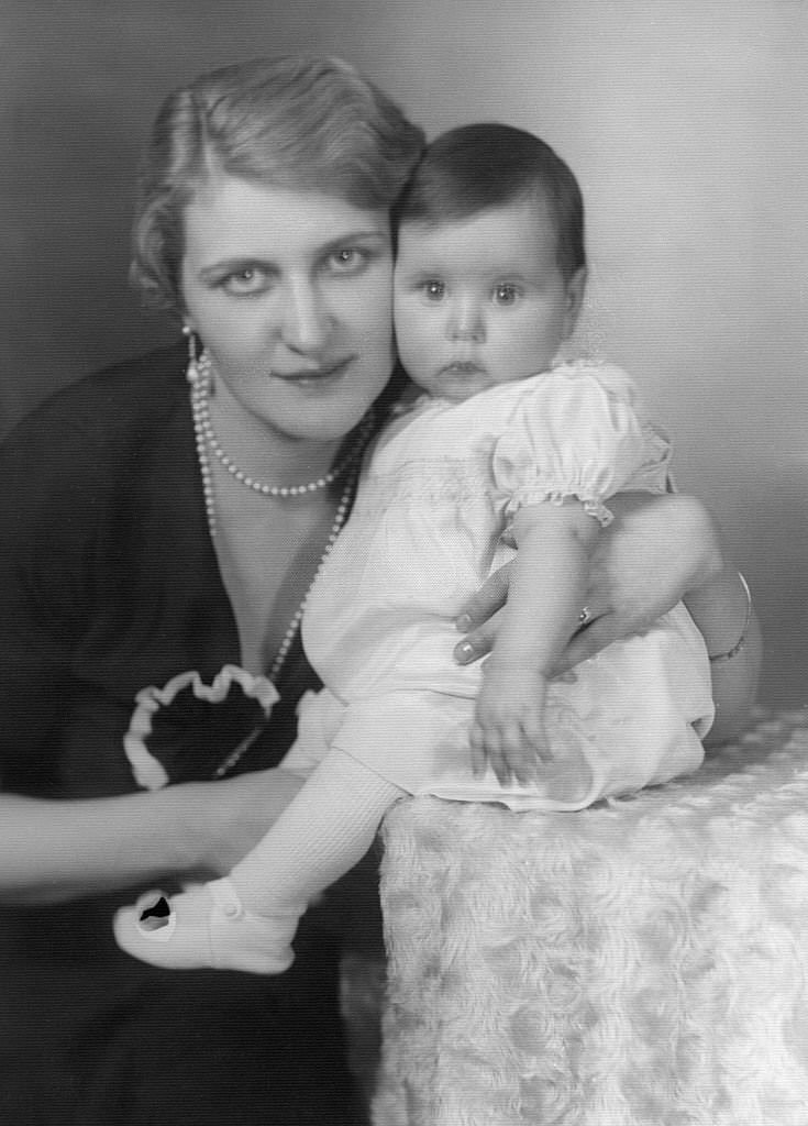 Magda Goebbels with her daughter Helga, 1933