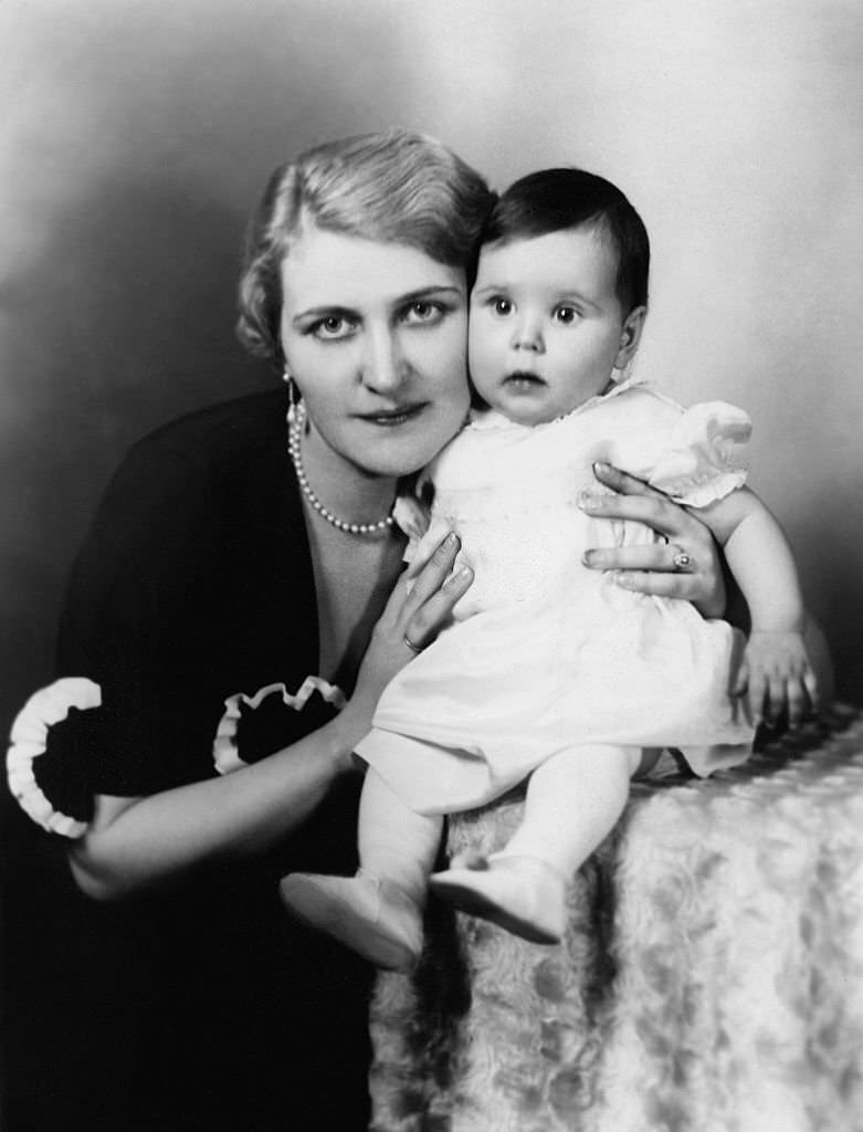 Magda Goebbels with her daughter Helga, 1933