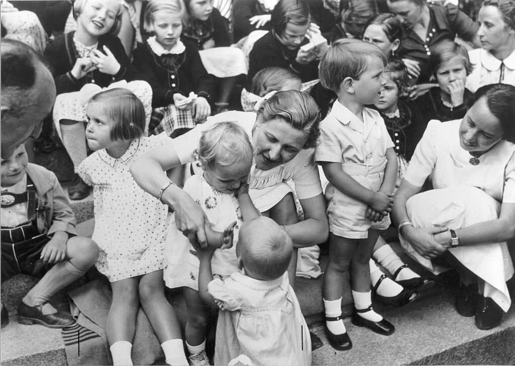 Magda Goebbels With Austrian children of the school Reich School of the Reich League of the Rich in Children ' at the lake Griebnitzsee