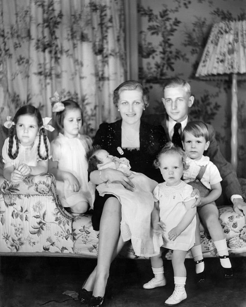 Magda Goebbels with Johanna Maria Magdalena Behrend- With their children (left to right) Helga, Hilde, Hedda (on her arm), Holde, Hellmut and Harald - 1938