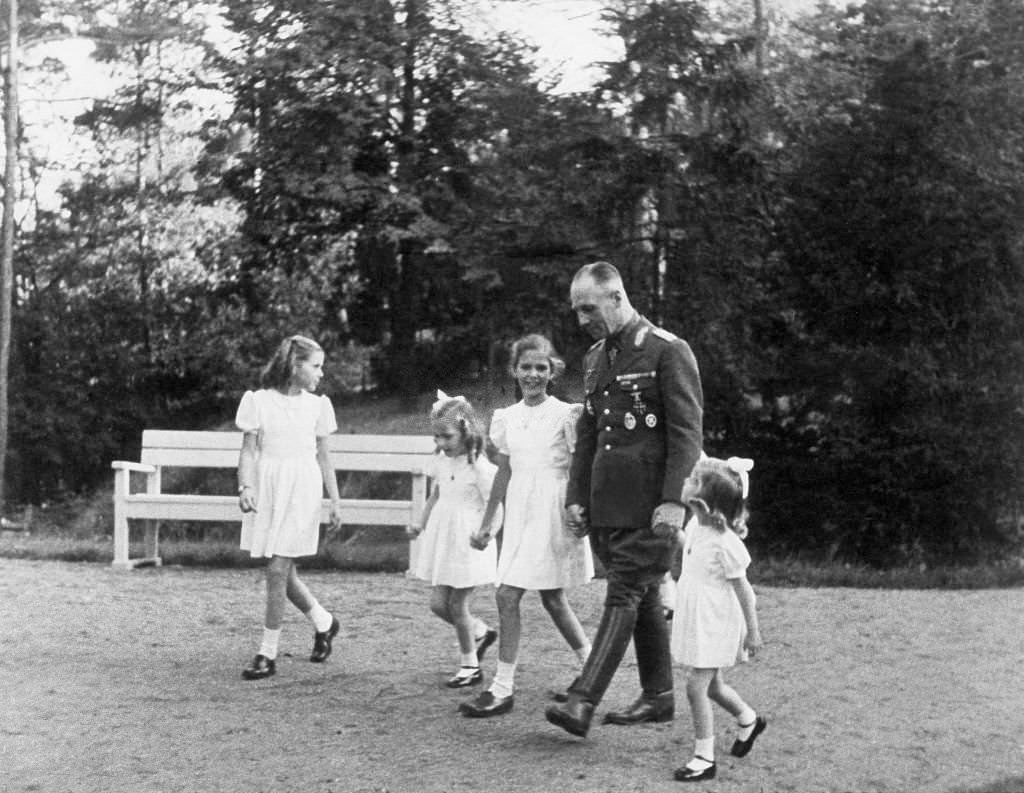 Erwin Rommel, Offizier, Generalfeldmarschall, mit Kindern von Joseph Goebbels, 1943