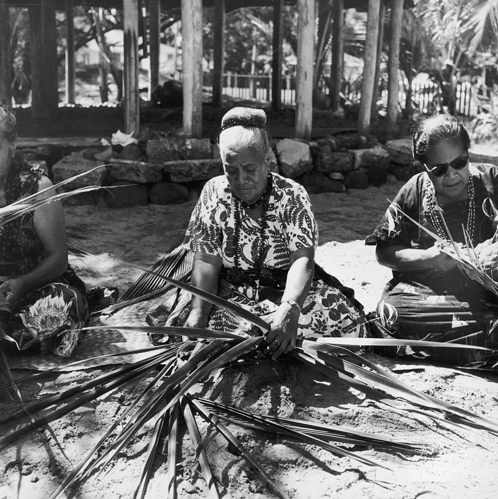 Women weaving rushes in kaiolani park in Waikiki, Hawaii, 1955