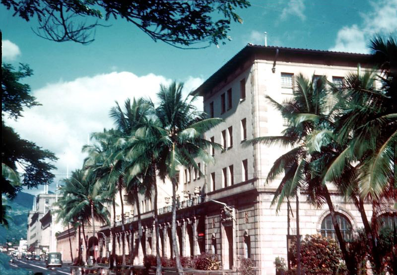 Dillingham Transportation Building on Bishop Street (left), downtown Honolulu, Hawaii