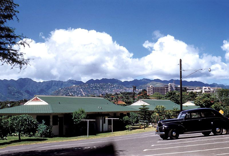 Fort Ruger on the slopes of Diamond Head (foreground); Leahi Hospital in right distance