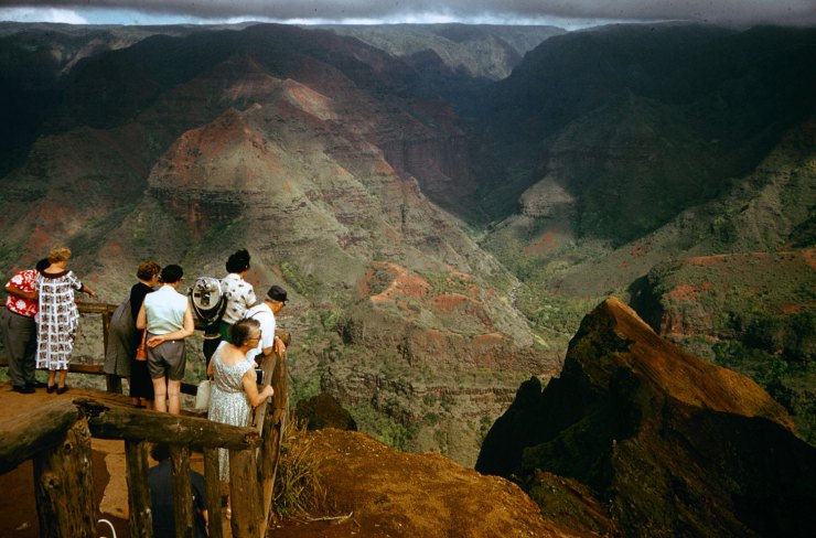 Tourists in Hawaii, 1959