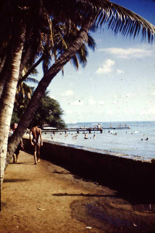 Hawaii Pier in 1945