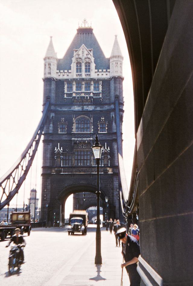 Tower Bridge, 1958